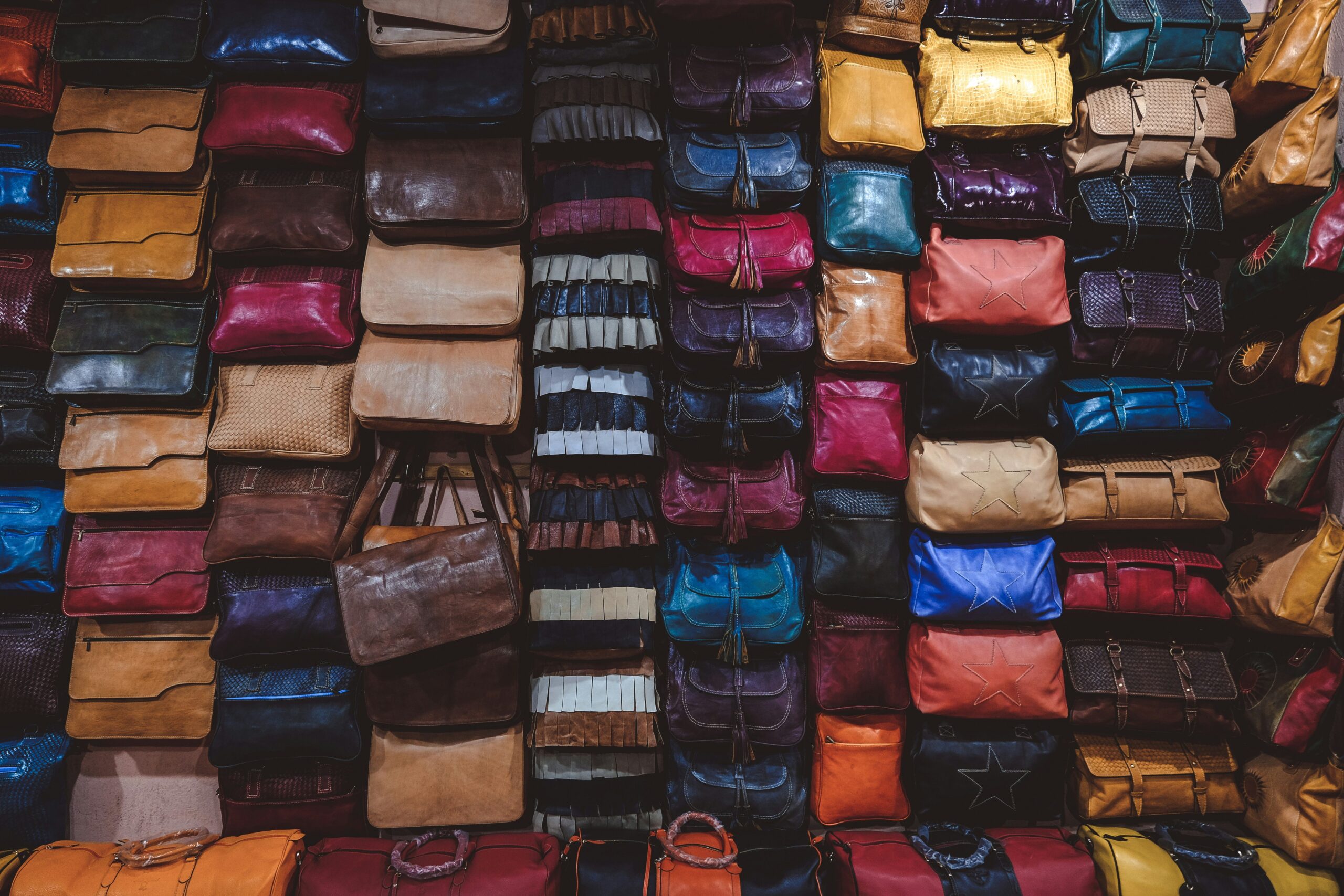 Vibrant Color Choices: How Influencer Luggage Makes Your Travel Stand Out