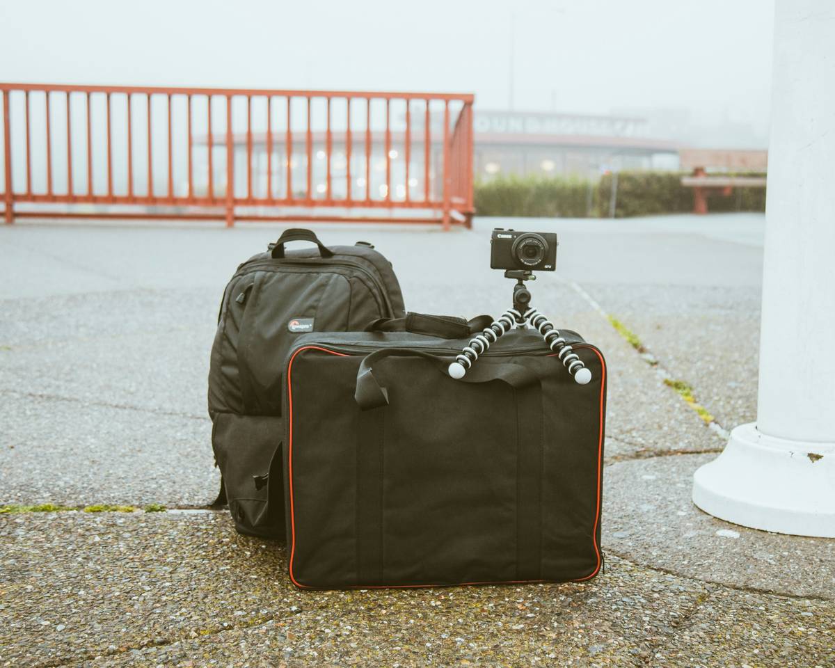 Checklist infographic highlighting important features for a good travel case.
