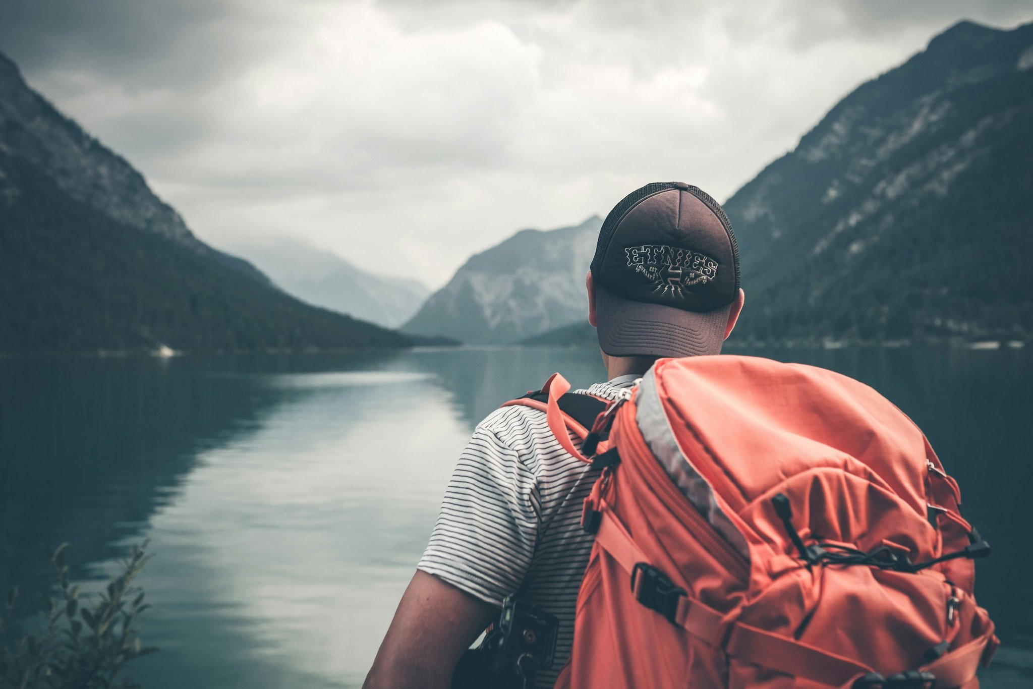 Generic Luggage Struggles: Broken Wheels, Heavy Weight, Lack of Organization