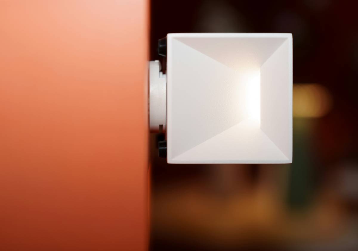 Photo showing contrast between poorly lit vs well-lit travel video setup.